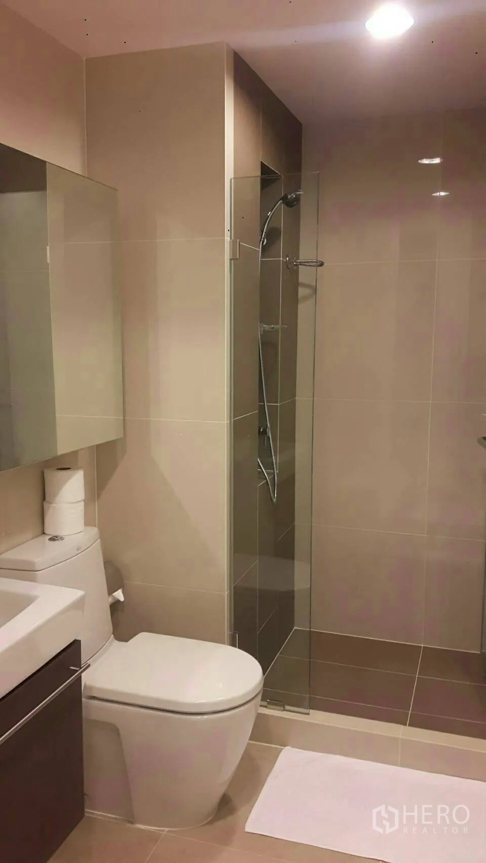 คอนโด ให้เช่าในPhaya Thai, Bangkok - ห้องน้ำสมัยใหม่พร้อมห้องอาบน้ำกระจก อ่างล้างหน้า โถสุขภัณฑ์ และกระเบื้องโทนเบจ