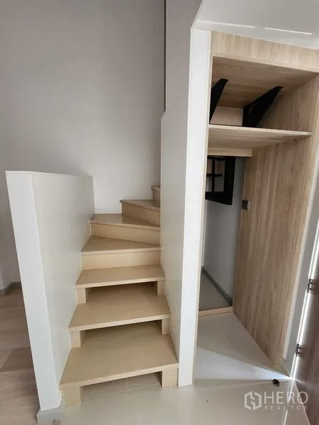 คอนโด ขายในSathon, Bangkok - บันไดไม้พร้อมตู้เก็บของบิวต์อินใต้ขั้น