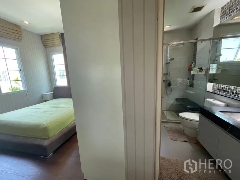 独立式住宅 出租在Bang Phli, Samut Prakan - 套内卫生间，玻璃淋浴间紧邻卧室
