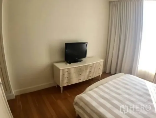 คอนโด ให้เช่าในWatthana, Bangkok - ห้องนอนอบอุ่น พร้อมตู้ทีวี ผ้าม่านยาวเต็มบาน และพื้นไม้