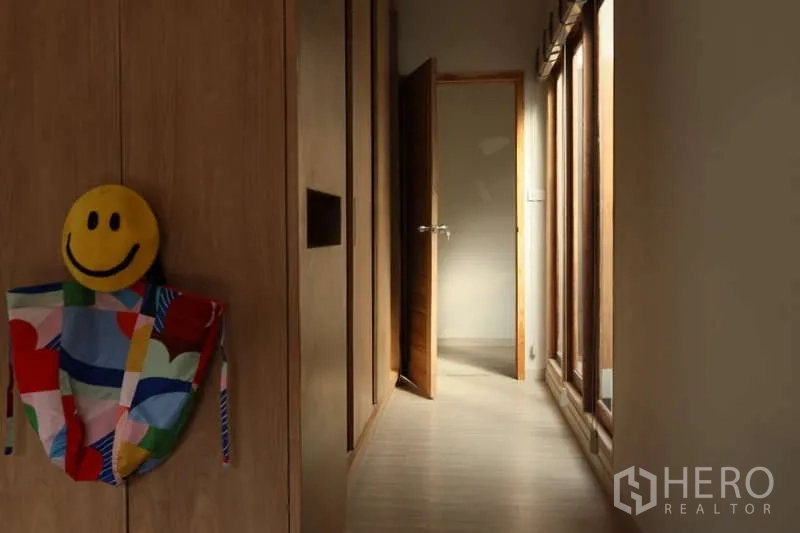 独立式住宅 出租在Lat Phrao, Bangkok - 采光走廊，木饰面与侧窗