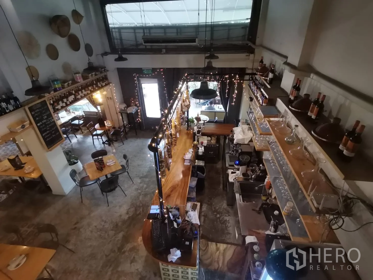 零售空间 出租在Watthana, Bangkok - 从上方俯视吧台、货架和座位的挑高空间。