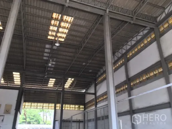 货栈 出租或出售在Bang Kapi, Bangkok - 大跨距仓库大厅，层高充足，采光板与混凝土地面。