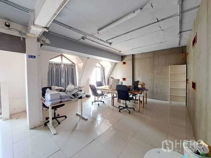 零售空间 出租在Khlong Toei, Bangkok - 开放式楼上办公区，外露梁架与采光窗
