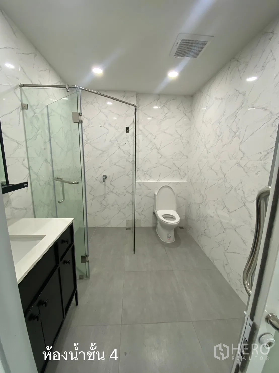 店屋 出租在Watthana, Bangkok - 顶层仿大理石卫浴，玻璃淋浴间另一角度。