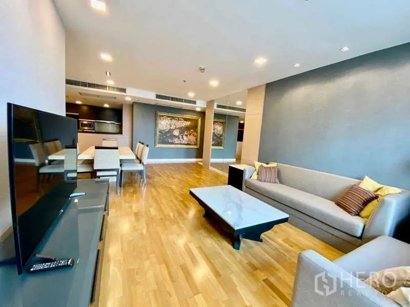 公寓 出租或出售在Sathon, Bangkok - 宽敞客厅，双沙发、电视柜与大镜面墙。