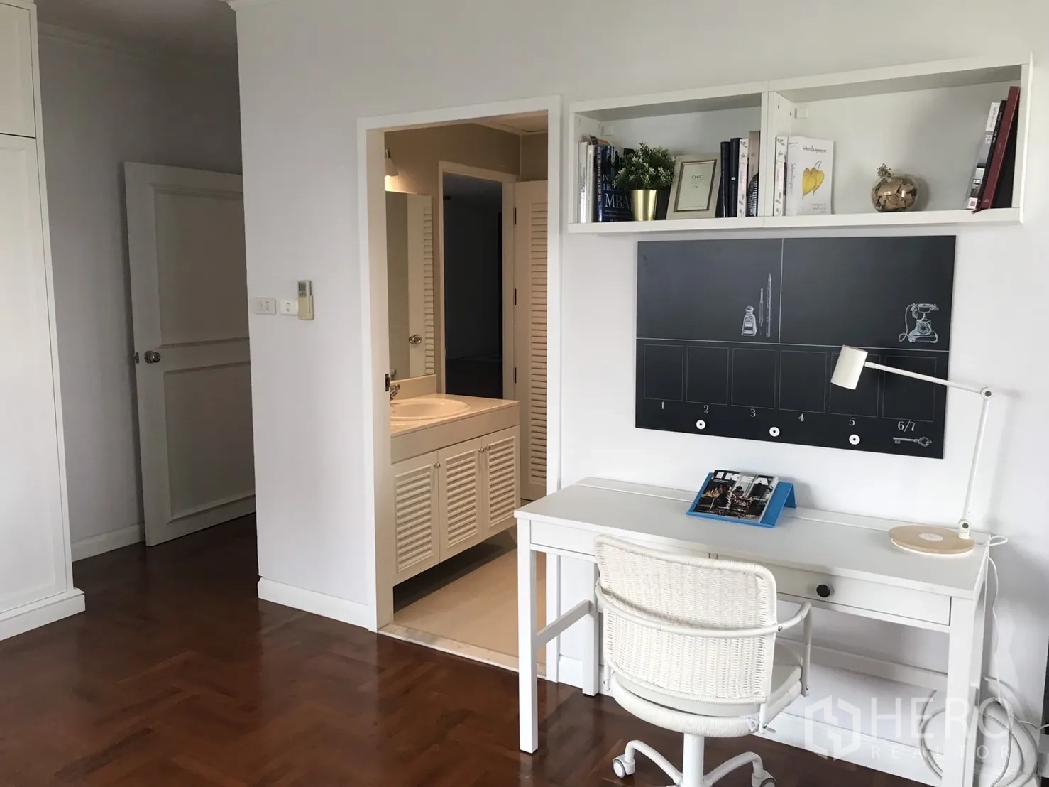 คอนโด ให้เช่าในBangkok - มุมโต๊ะทำงานติดชั้นวางของ ใกล้ประตูห้องน้ำในตัว