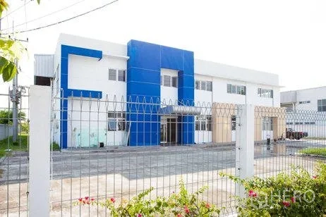 Factory for rent in Chachoengsao - Two-storey administrative office with blue facade inside the factory complex.