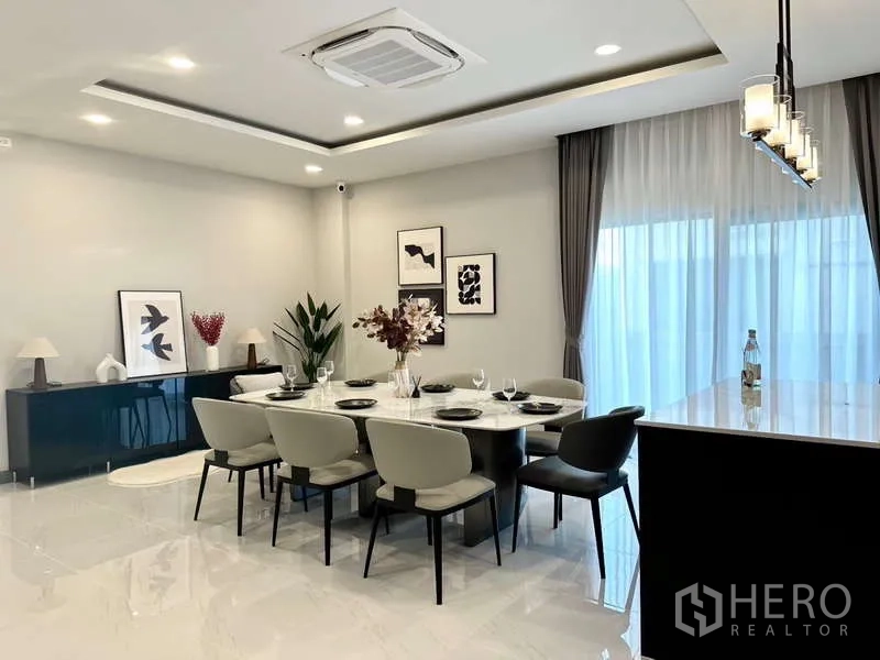 บ้าน ให้เช่าในBang Phli, Samut Prakan - ห้องอาหารโต๊ะ 8 ที่นั่ง โคมไฟระย้า และม่านโปร่งสูง