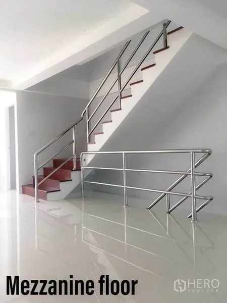 สำนักงานที่บ้าน ให้เช่าในMin Buri, Bangkok - บันไดสแตนเลสขึ้นสู่ชั้นลอยในโฮมออฟฟิศสว่าง