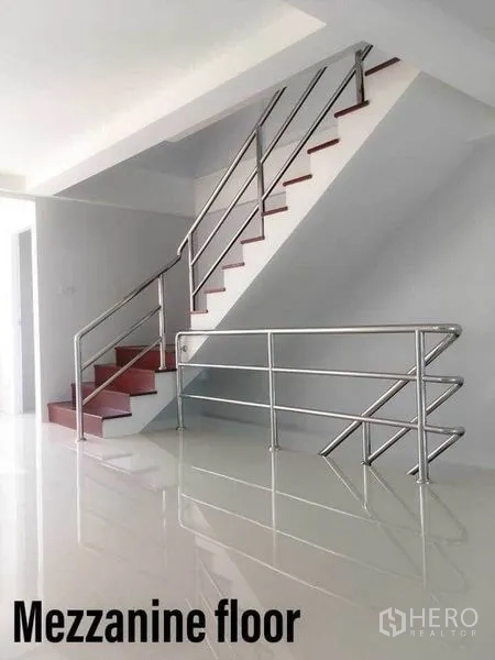 สำนักงานที่บ้าน ให้เช่าในMin Buri, Bangkok - บันไดสแตนเลสขึ้นสู่ชั้นลอยในโฮมออฟฟิศสว่าง