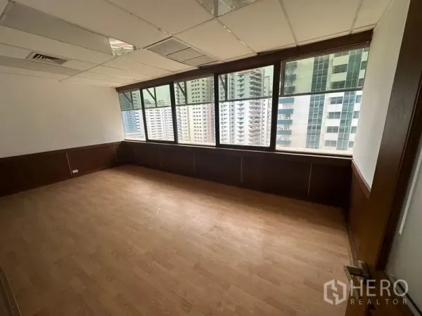 สำนักงาน ให้เช่าในWatthana, Bangkok - ห้องมุมสว่าง หน้าต่างบานใหญ่ เห็นวิวเมืองย่านสุขุมวิท