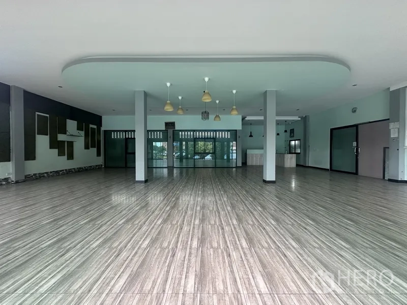 独立商业地产 出租在Prawet, Bangkok - 大型多功能大厅，吊灯、柱子与整面窗