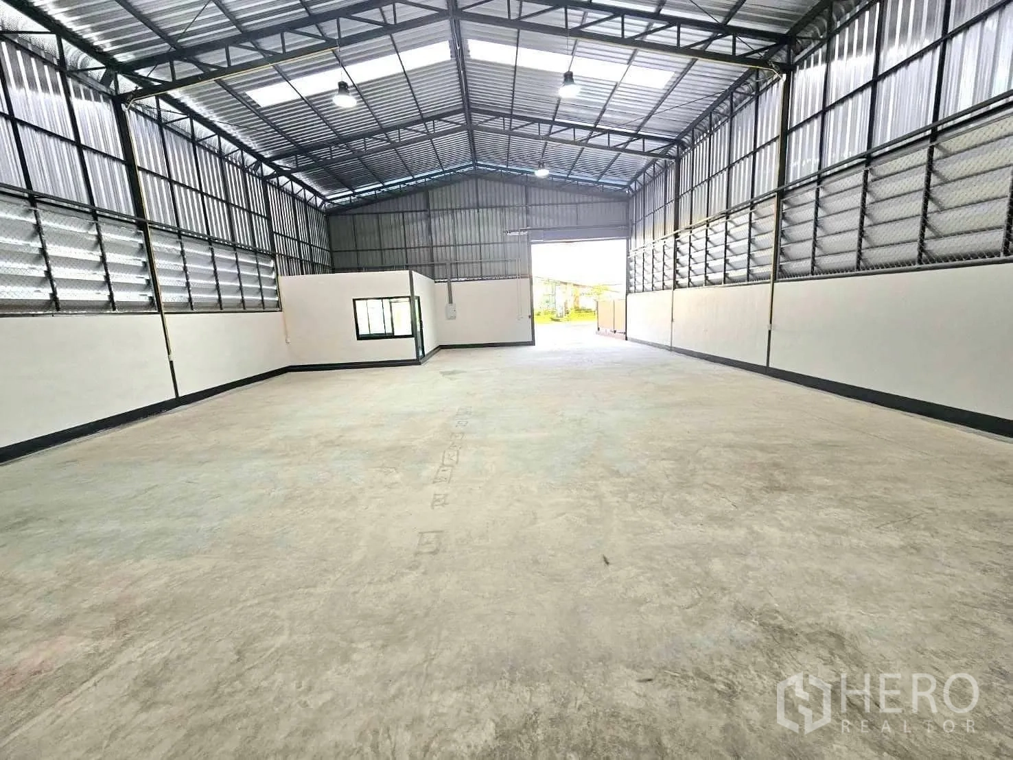 คลังสินค้า ให้เช่าในLam Luk Ka, Pathum Thani - ภายในโกดังแบบไร้เสากว้าง หลังคาเหล็กสูง มีสกายไลต์และช่องลมระบายอากาศ