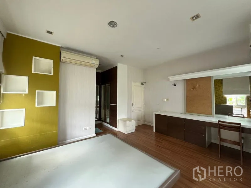 บ้าน ให้เช่าในBang Kapi, Bangkok - ห้องนอนใหญ่พร้อมโต๊ะเครื่องแป้งยาว ตู้เสื้อผ้าบิลท์อิน และพื้นไม้