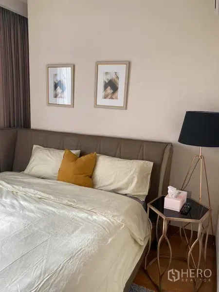 คอนโด ให้เช่าหรือขายในKhlong Toei, Bangkok - ห้องนอนเงียบสงบ หัวเตียงบุผ้า ชุดเครื่องนอนสบาย โต๊ะข้างเตียง และโคมไฟตั้งพื้นโทนอบอุ่น