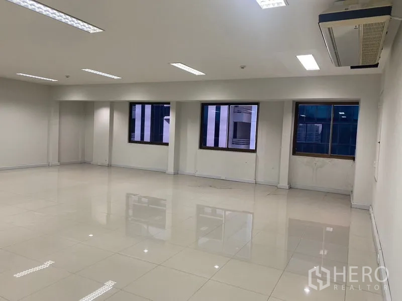 สำนักงาน ให้เช่าในBang Na, Bangkok - โถงสำนักงานพร้อมหน้าต่างหลายบาน เครื่องปรับอากาศติดเพดาน และพื้นเงา