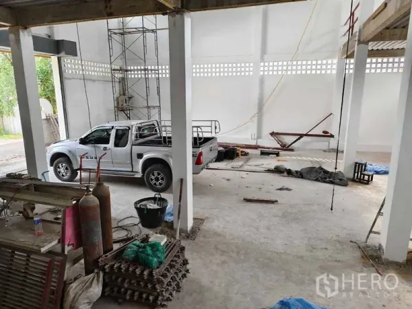 คลังสินค้า ให้เช่าในPhra Khanong, Bangkok - พื้นโกดังโล่ง ประตูทางเข้าแบบกว้าง นั่งร้าน และพื้นที่ขับรถเข้าถึงได้