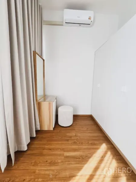Townhouse for rent in Bang Phli, Samut Prakan - Compact dressing room with vanity, stool, large wardrobe and air conditioning.