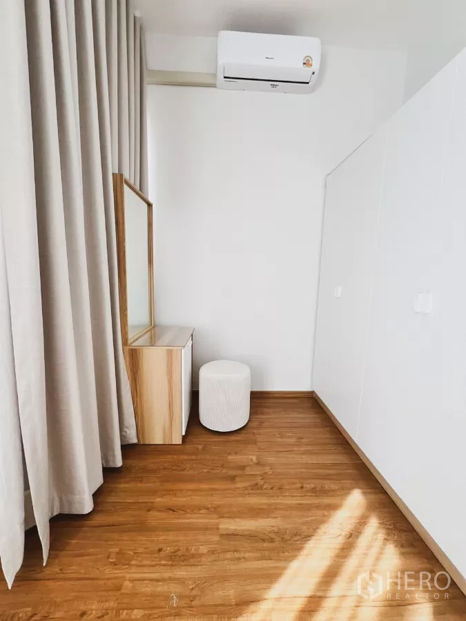 Townhouse for rent in Bang Phli, Samut Prakan - Compact dressing room with vanity, stool, large wardrobe and air conditioning.