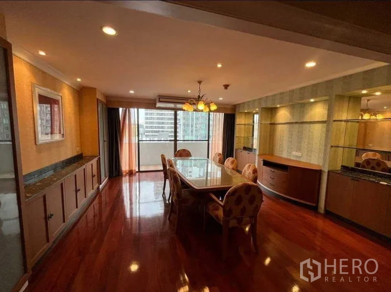 คอนโด ให้เช่าในWatthana, Bangkok - ห้องรับประทานอาหารแบบเป็นทางการ โต๊ะกระจกยาว เก้าอี้บุผ้า ตู้บิลท์อิน และมุมมองออกไประเบียง