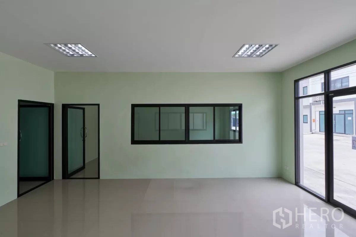 โรงงาน ให้เช่าในMueang Samut Sakhon, Samut Sakhon - ภายในออฟฟิศมีผนังกระจกและหน้าต่างบานเลื่อนเชื่อมห้องถัดไป.