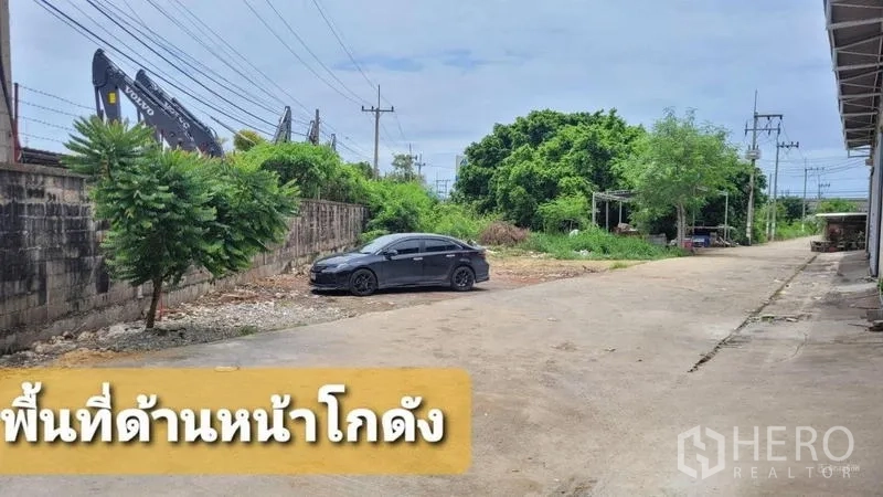 คลังสินค้า ให้เช่าในMueang Samut Sakhon, Samut Sakhon - ลานและทางเข้าโกดังด้านหน้า มีที่จอดรถและพื้นที่สีเขียว