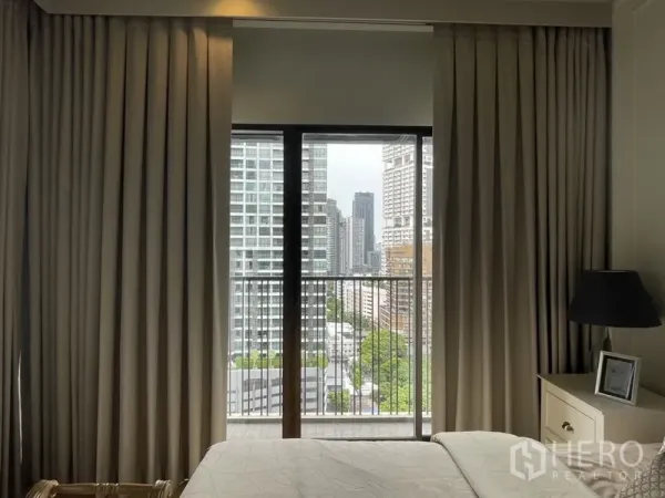 公寓 出租在Bangkok - 卧室配落地窗帘与阳台，可望曼谷天际线