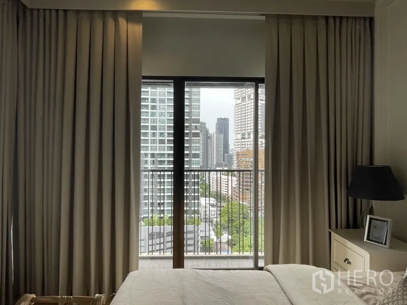 公寓 出租在Bangkok - 卧室配落地窗帘与阳台，可望曼谷天际线