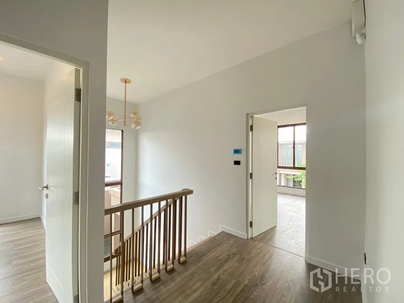 บ้าน ให้เช่าในBang Kapi, Bangkok - โถงชั้นบนเห็นราวบันได โคมไฟ และประตูเข้าห้อง