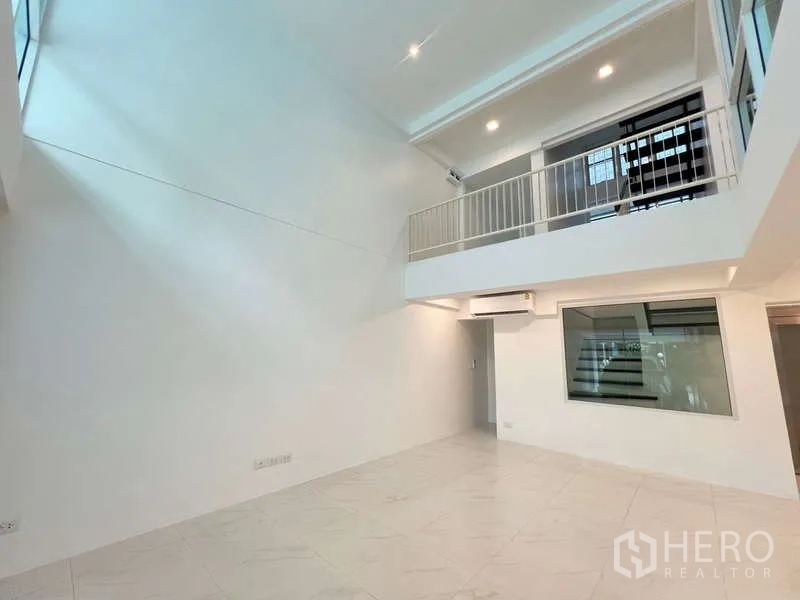 带办公室的家 出租在Khlong Toei, Bangkok - 高挑中庭，夹层栏杆与射灯点缀。