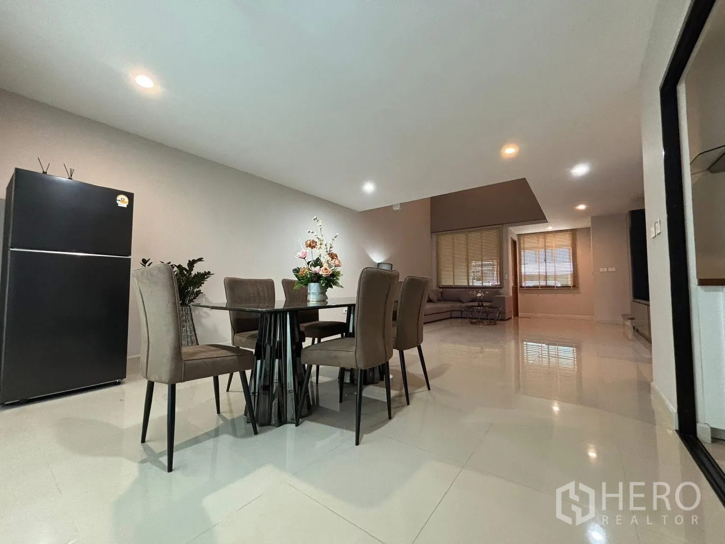 Townhouse for rent in Saphan Sung, Bangkok - Dining area with round table and six chairs beside the living room.