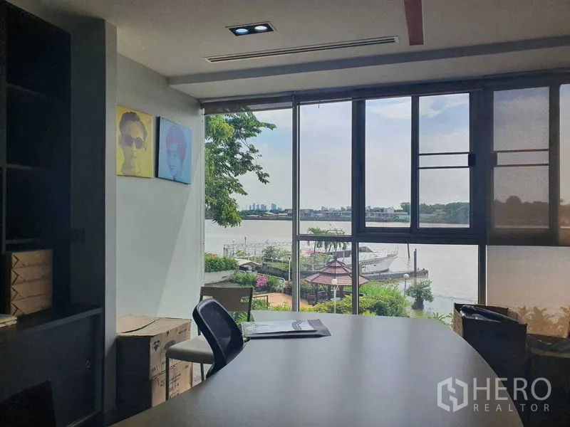 สำนักงาน ให้เช่าในYan Nawa, Bangkok - โต๊ะทำงานติดหน้าต่างกว้าง มองเห็นสวนริมน้ำและท่าเรือ