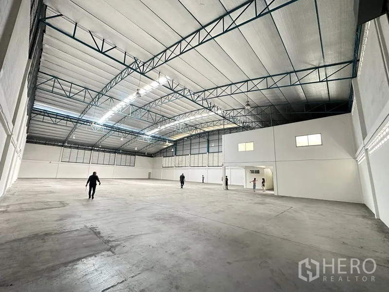 工厂 出租在Si Racha, Chon Buri - 大跨度仓库，多个采光带与钢桁架结构，光滑混凝土地面。