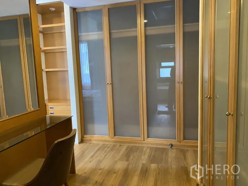 公寓 出租或出售在Sathon, Bangkok - 更衣区，玻璃门衣柜、内置书桌与木地板