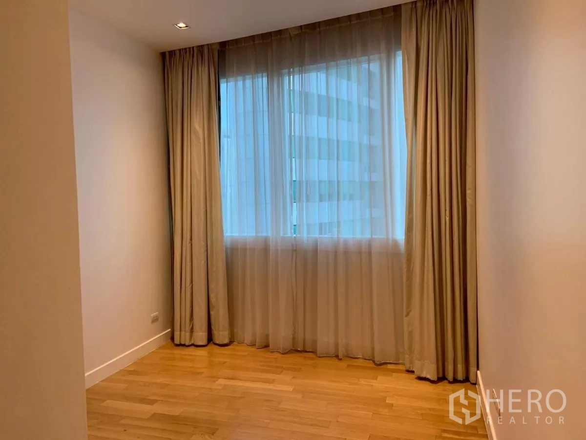 คอนโด ให้เช่าในKhlong Toei, Bangkok - ห้องนอนรองพร้อมหน้าต่างบานใหญ่และผ้าม่าน