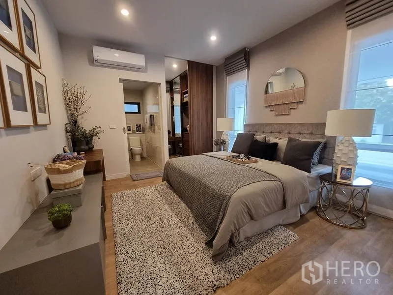 Detached House for rent in Prawet, Bangkok - Guest bedroom with ensuite bathroom, walk‑in closet area and wood flooring.