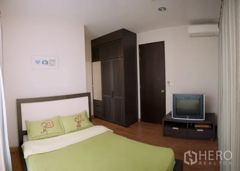 คอนโด ให้เช่าในKhlong Toei, Bangkok - ห้องนอนที่สาม ชุดเครื่องนอนสีเขียว ตู้เสื้อผ้าบิลท์อิน ทีวี และพื้นไม้