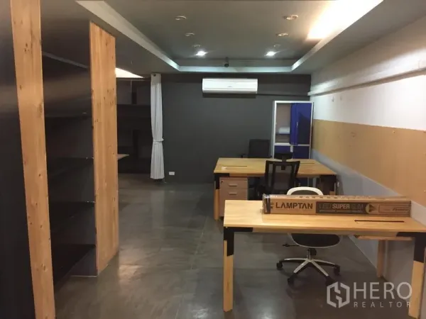 สำนักงาน ให้เช่าในKhlong Toei, Bangkok - ออฟฟิศแบบเปิด โต๊ะไม้ เครื่องปรับอากาศ ชั้นวางของ และไฟฝังเพดาน
