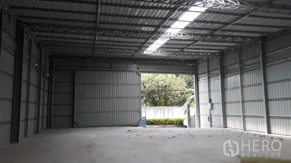 คลังสินค้า ให้เช่าในLat Phrao, Bangkok - ภายในโกดังโครงเหล็กกว้าง เพดานสูง พื้นคอนกรีต มีช่องรับแสงและประตูบานเลื่อนขนาดใหญ่ ในเขตลาดพร้าว กรุงเทพฯ