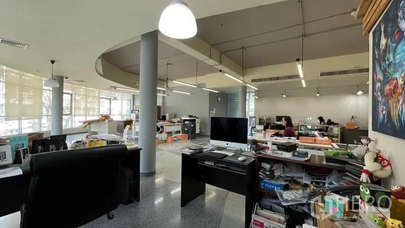 คลังสินค้า ขายในBangkok Yai, Bangkok - ออฟฟิศแบบเปิด มีโต๊ะทำงาน เสากลม และหน้าต่างบานใหญ่