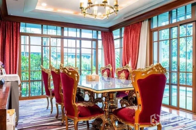 บ้าน ให้เช่าในKhlong Toei, Bangkok - ห้องรับประทานอาหารโต๊ะหินอ่อน เก้าอี้กำมะหยี่สีแดง โคมระย้า มองเห็นสระน้ำ