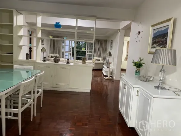 อพาร์ทเมนท์ ให้เช่าในWatthana, Bangkok - พื้นที่รับประทานอาหารและนั่งเล่นแบบเปิดโล่ง พื้นปาร์เกต์ พร้อมชั้นกั้นห้อง