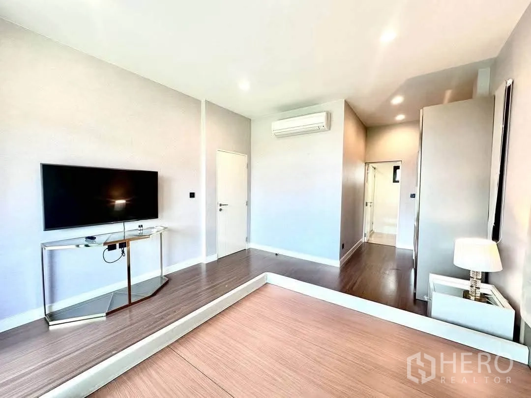 Detached House for rent in Bang Kapi, Bangkok - Master bedroom with TV console and raised platform flooring.