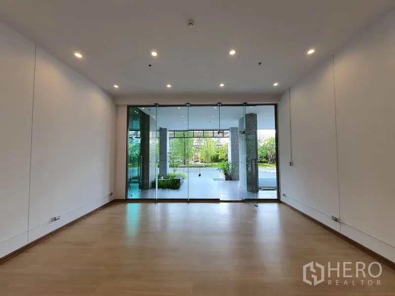 พื้นที่ขายปลีก ให้เช่าในWatthana, Bangkok - หน้าร้านกระจกเต็มบาน เปิดสู่พื้นที่สีเขียวบริเวณชั้นล่าง