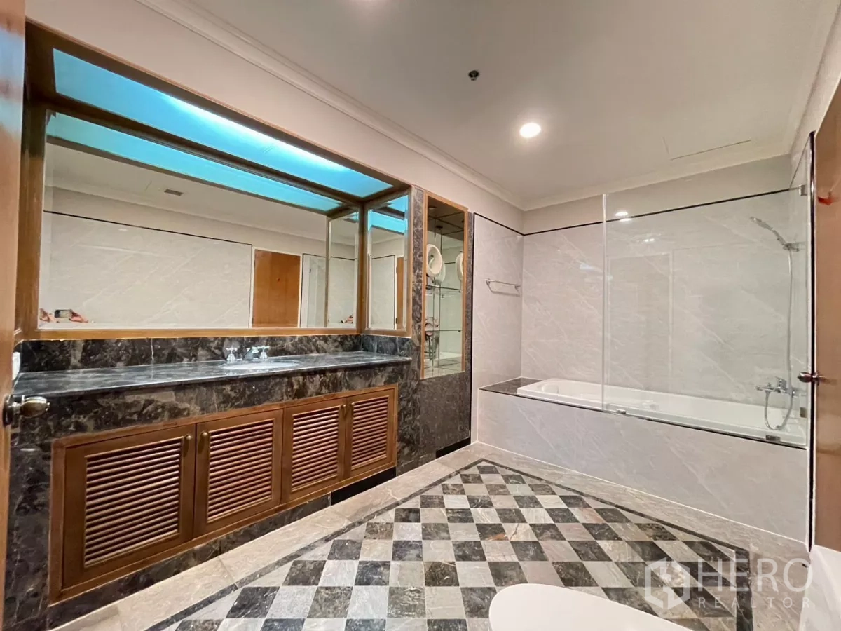 คอนโด ให้เช่าในKhlong San, Bangkok - ห้องน้ำกว้างมีอ่างอาบน้ำ กระจกบานใหญ่ และกระเบื้องลายตาราง