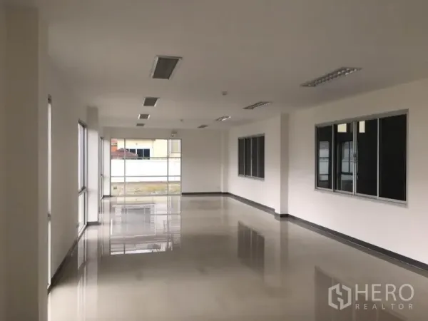工厂 出租在Samut Prakan - 明亮的办公区，抛光地砖、吊顶灯具与大面积窗户，可俯瞰园区。