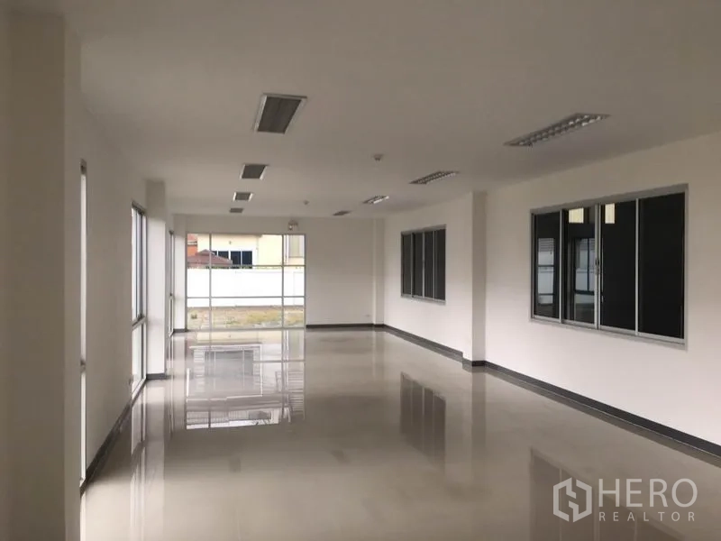 工厂 出租在Samut Prakan - 明亮的办公区，抛光地砖、吊顶灯具与大面积窗户，可俯瞰园区。