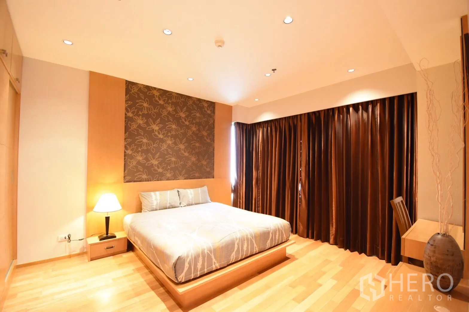 คอนโด ให้เช่าในKhlong Toei, Bangkok - ห้องนอนใหญ่กว้าง ผนังลายเด่น โต๊ะทำงาน และผ้าม่านทึบแบบยาว