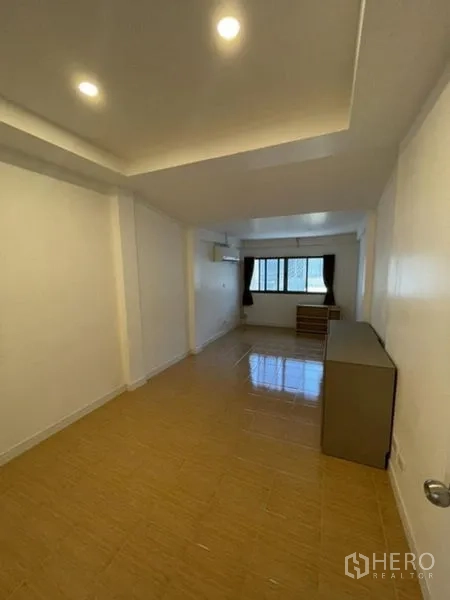 ทาวน์เฮาส์ ให้เช่าในPhra Khanong, Bangkok - ห้องนอนที่สอง พร้อมโต๊ะลิ้นชัก หน้าต่าง และไฟฝังฝ้า